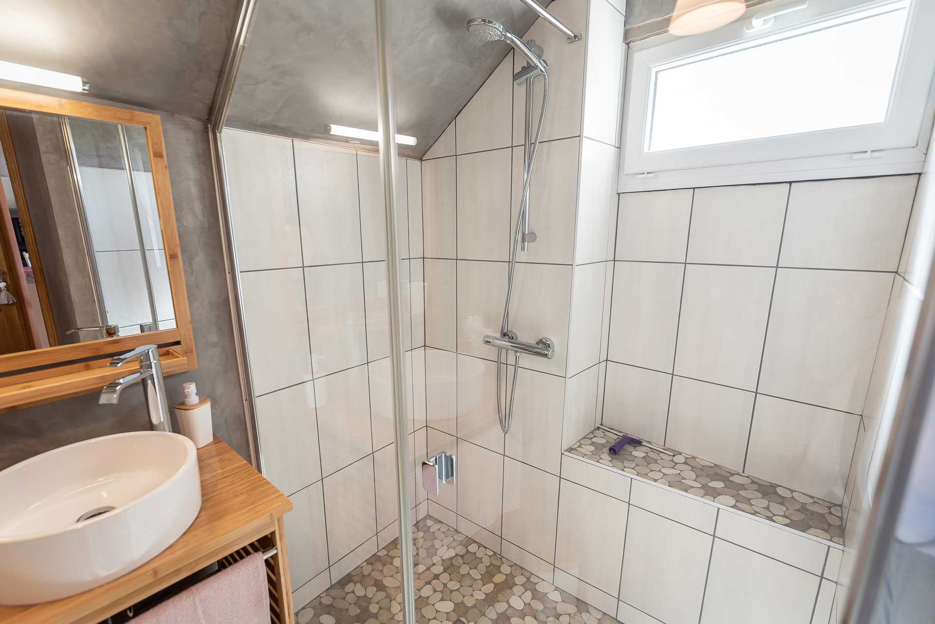 Douche à l'italienne gîte Vallée de la Dordogne