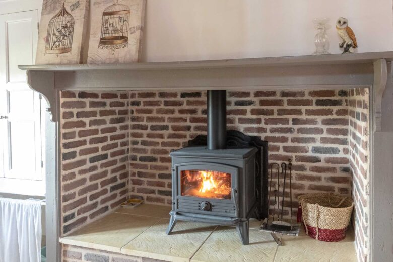 Cheminée avec poêle à bois gîte Vallée de la Dordogne