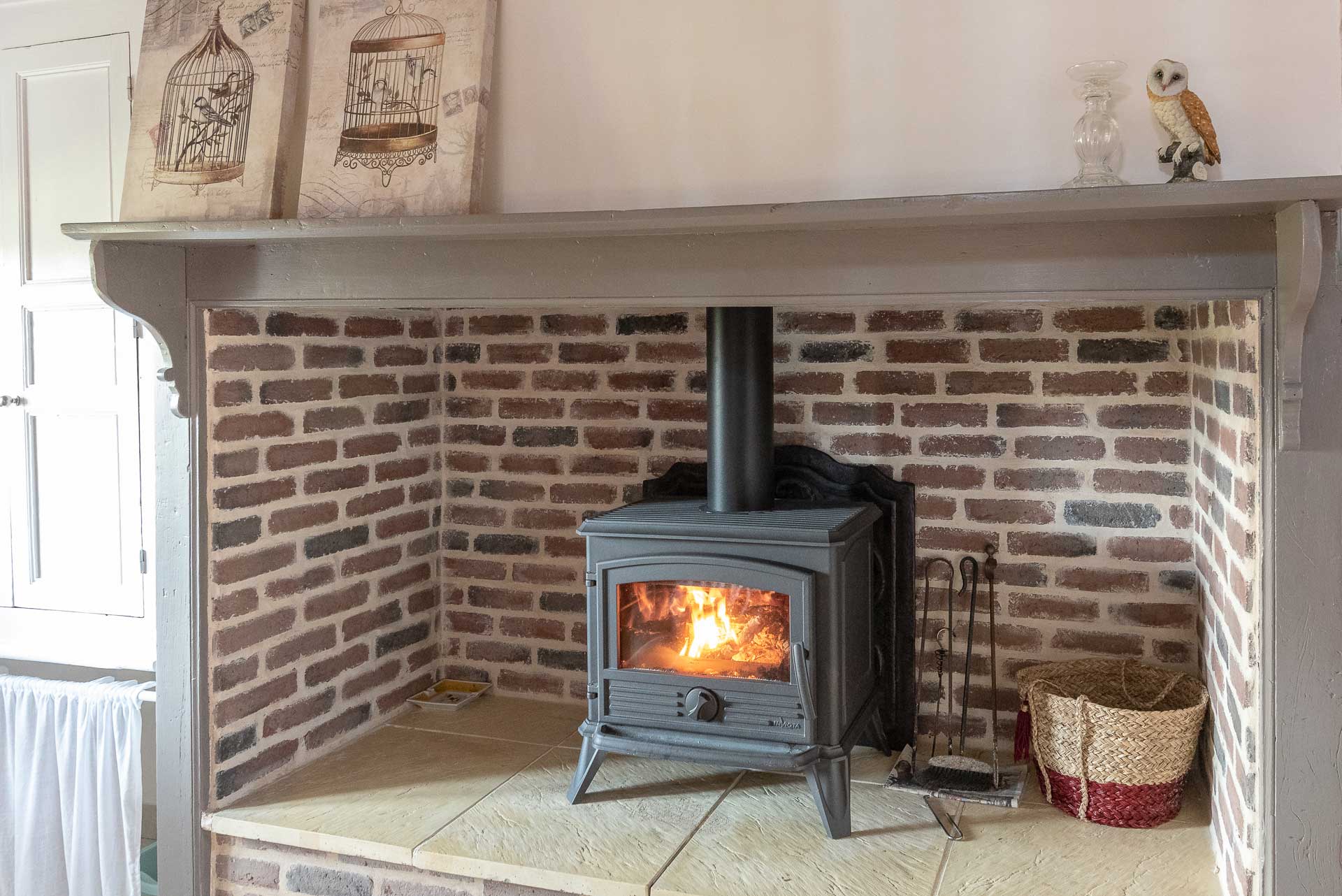 Cheminée avec poêle à bois gîte Vallée de la Dordogne